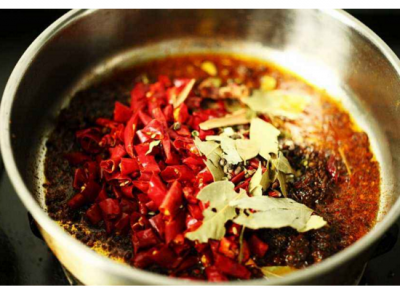 重慶火鍋底料供應(yīng)商如何進(jìn)行產(chǎn)品優(yōu)化？