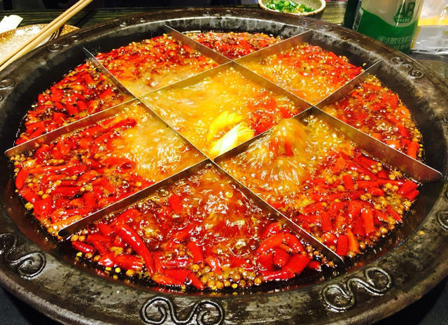  重慶火鍋底料批發(fā)對(duì)火鍋文化的闡述 重慶火鍋底料批發(fā)主要提供火鍋底料的銷(xiāo)售，對(duì)于一家生意很好的火鍋店來(lái)講，選擇一家穩(wěn)定的供應(yīng)商是保證生意的必要措施，一般來(lái)講，進(jìn)行長(zhǎng)期合作的廠家在口味上才能夠進(jìn)行還原，避免了頻繁換供應(yīng)商對(duì)口味帶來(lái)的變化。 重慶火鍋種類(lèi)繁多，主要以毛肚為主，當(dāng)然每道菜都有重慶風(fēng)味。調(diào)味料也以芝麻油、蒜泥、香菜、洋蔥、蠔油等輔助蘸料為基礎(chǔ)。吃得很豪放，尤其是在夏天，重慶火鍋赤手空拳，能感受到重慶火鍋帶來(lái)的浸泡。只有當(dāng)你真正享受辛辣的火鍋時(shí)，你才能品嘗到重慶火鍋的特色。這是重慶特有的風(fēng)味，也是重慶火鍋在吃的時(shí)候可以體驗(yàn)到的靈魂深處。重慶的火鍋充滿(mǎn)了時(shí)代的氣息。每一口火鍋都能見(jiàn)證重慶火鍋的歷史發(fā)展。在這樣的環(huán)境下，重慶火鍋帶來(lái)了時(shí)代的呼喚，發(fā)出了美食的號(hào)角，繼承了傳統(tǒng)的美食，創(chuàng)造了重慶火鍋更好的口味。 重慶火鍋底料批發(fā)從歷史文化的角度出發(fā)，可以說(shuō)重慶火鍋是百年歷史，在不斷精細(xì)化的工作過(guò)程中，重慶火鍋吸引了更多的人去認(rèn)識(shí)，在飲食中也涵蓋了更多的歷史文化，取得了更大的成就。重慶火鍋基地的也讓人們記住了重慶的文化意義?；疱伝夭牧蠌S生產(chǎn)和生產(chǎn)火鍋基地材料是歷史發(fā)展的結(jié)合，而且在不斷生產(chǎn)的基礎(chǔ)材料中可以有多種口味和經(jīng)驗(yàn)，這也是對(duì)重慶火鍋的認(rèn)可，是重慶火鍋精神的歷史驅(qū)動(dòng)。重慶火鍋的味道是很有特點(diǎn)的，特別是我們吃火鍋的時(shí)候，我們可以識(shí)別和體驗(yàn)火鍋的味道。重慶火鍋在吃火鍋時(shí)，會(huì)帶來(lái)一定的特色和各種口味，所以火鍋的味道也可以被更多人接受和喜歡。 重慶火鍋底料批發(fā)的風(fēng)味體現(xiàn)在多樣化的格局中。說(shuō)重慶火鍋的多樣性真的沒(méi)有覆蓋，更不用說(shuō)重慶火鍋中的紅油黃油了。重慶火鍋的香辣味足以讓更多的人喜歡。當(dāng)然，目前重慶火鍋種類(lèi)較多，但所有的基礎(chǔ)材料都圍繞著重慶火鍋展開(kāi)。美味的麻辣鍋，正宗的重慶火鍋，精致的火鍋，吃起來(lái)正宗的味道，是重慶火鍋帶來(lái)的享受。 為了追求健康，重慶火鍋帶來(lái)了越來(lái)越多的基礎(chǔ)材料。在基礎(chǔ)材料上，滋補(bǔ)木耳湯火鍋也可以帶來(lái)這個(gè)時(shí)代的正宗味道，吃在嘴里，享受美味的重慶火鍋。重慶火鍋的番茄火鍋很有特色，可以是酸辣的，可以是酸辣的，但是吃這種火鍋，你可以享受到重慶火鍋的美味，是重慶火鍋從主料到主料的絕配。當(dāng)然，這種重慶火鍋有著獨(dú)特的風(fēng)味，是對(duì)重慶風(fēng)味的體驗(yàn)和認(rèn)識(shí)。但我們吃的是火鍋。我們所享受的是重慶的品味和體驗(yàn)。