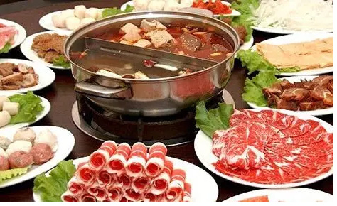  重慶火鍋底料批發(fā)對(duì)火鍋文化的闡述 重慶火鍋底料批發(fā)主要提供火鍋底料的銷(xiāo)售，對(duì)于一家生意很好的火鍋店來(lái)講，選擇一家穩(wěn)定的供應(yīng)商是保證生意的必要措施，一般來(lái)講，進(jìn)行長(zhǎng)期合作的廠家在口味上才能夠進(jìn)行還原，避免了頻繁換供應(yīng)商對(duì)口味帶來(lái)的變化。 重慶火鍋種類(lèi)繁多，主要以毛肚為主，當(dāng)然每道菜都有重慶風(fēng)味。調(diào)味料也以芝麻油、蒜泥、香菜、洋蔥、蠔油等輔助蘸料為基礎(chǔ)。吃得很豪放，尤其是在夏天，重慶火鍋赤手空拳，能感受到重慶火鍋帶來(lái)的浸泡。只有當(dāng)你真正享受辛辣的火鍋時(shí)，你才能品嘗到重慶火鍋的特色。這是重慶特有的風(fēng)味，也是重慶火鍋在吃的時(shí)候可以體驗(yàn)到的靈魂深處。重慶的火鍋充滿(mǎn)了時(shí)代的氣息。每一口火鍋都能見(jiàn)證重慶火鍋的歷史發(fā)展。在這樣的環(huán)境下，重慶火鍋帶來(lái)了時(shí)代的呼喚，發(fā)出了美食的號(hào)角，繼承了傳統(tǒng)的美食，創(chuàng)造了重慶火鍋更好的口味。 重慶火鍋底料批發(fā)從歷史文化的角度出發(fā)，可以說(shuō)重慶火鍋是百年歷史，在不斷精細(xì)化的工作過(guò)程中，重慶火鍋吸引了更多的人去認(rèn)識(shí)，在飲食中也涵蓋了更多的歷史文化，取得了更大的成就。重慶火鍋基地的也讓人們記住了重慶的文化意義?；疱伝夭牧蠌S生產(chǎn)和生產(chǎn)火鍋基地材料是歷史發(fā)展的結(jié)合，而且在不斷生產(chǎn)的基礎(chǔ)材料中可以有多種口味和經(jīng)驗(yàn)，這也是對(duì)重慶火鍋的認(rèn)可，是重慶火鍋精神的歷史驅(qū)動(dòng)。重慶火鍋的味道是很有特點(diǎn)的，特別是我們吃火鍋的時(shí)候，我們可以識(shí)別和體驗(yàn)火鍋的味道。重慶火鍋在吃火鍋時(shí)，會(huì)帶來(lái)一定的特色和各種口味，所以火鍋的味道也可以被更多人接受和喜歡。 重慶火鍋底料批發(fā)的風(fēng)味體現(xiàn)在多樣化的格局中。說(shuō)重慶火鍋的多樣性真的沒(méi)有覆蓋，更不用說(shuō)重慶火鍋中的紅油黃油了。重慶火鍋的香辣味足以讓更多的人喜歡。當(dāng)然，目前重慶火鍋種類(lèi)較多，但所有的基礎(chǔ)材料都圍繞著重慶火鍋展開(kāi)。美味的麻辣鍋，正宗的重慶火鍋，精致的火鍋，吃起來(lái)正宗的味道，是重慶火鍋帶來(lái)的享受。 為了追求健康，重慶火鍋帶來(lái)了越來(lái)越多的基礎(chǔ)材料。在基礎(chǔ)材料上，滋補(bǔ)木耳湯火鍋也可以帶來(lái)這個(gè)時(shí)代的正宗味道，吃在嘴里，享受美味的重慶火鍋。重慶火鍋的番茄火鍋很有特色，可以是酸辣的，可以是酸辣的，但是吃這種火鍋，你可以享受到重慶火鍋的美味，是重慶火鍋從主料到主料的絕配。當(dāng)然，這種重慶火鍋有著獨(dú)特的風(fēng)味，是對(duì)重慶風(fēng)味的體驗(yàn)和認(rèn)識(shí)。但我們吃的是火鍋。我們所享受的是重慶的品味和體驗(yàn)。